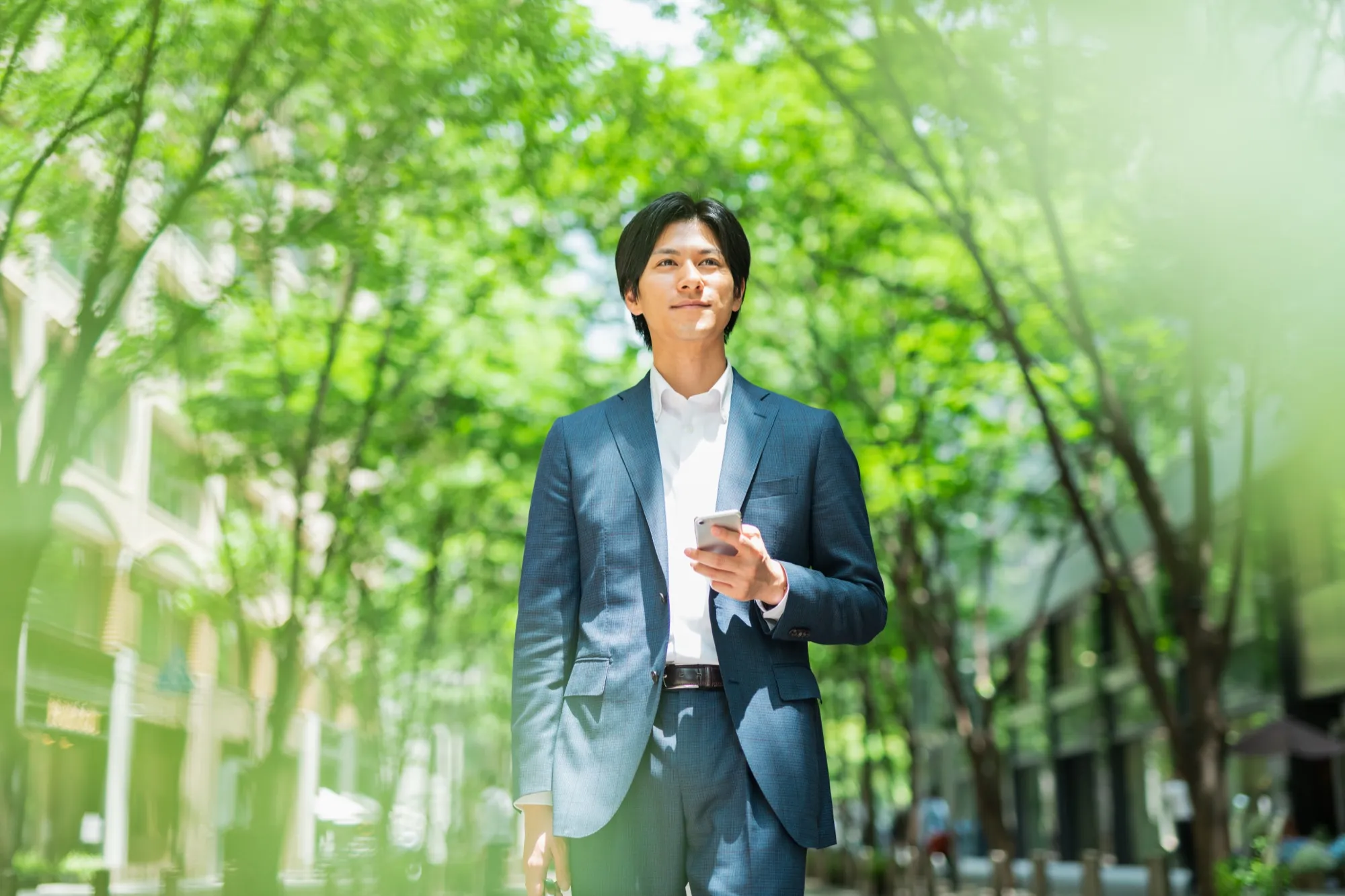 スマートフォンで会社サイトを確認するビジネスパーソン
